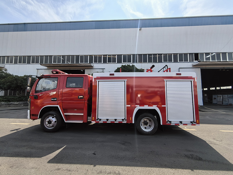 东风多利卡4吨康机水罐消防车