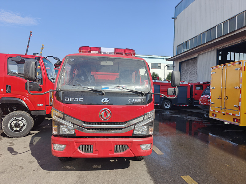 小多利卡2.5吨水罐消防车