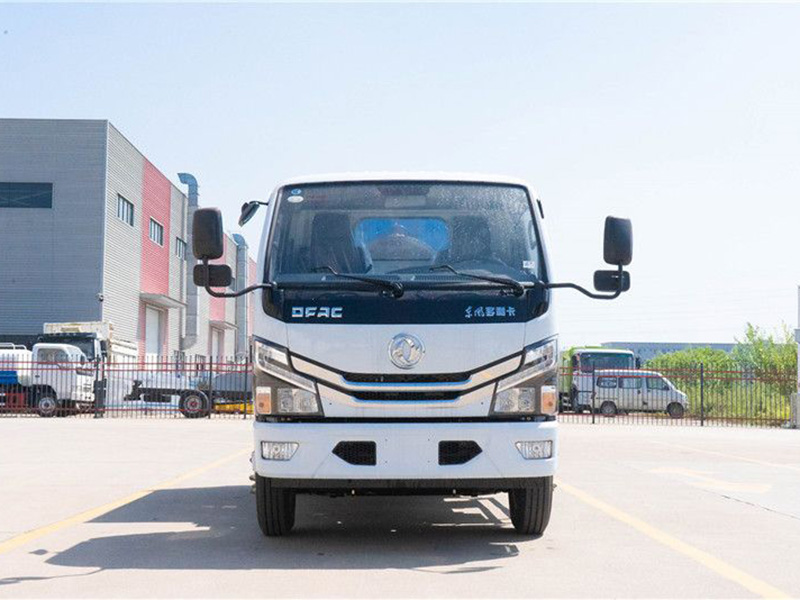 黄牌多利卡5方勾臂垃圾车